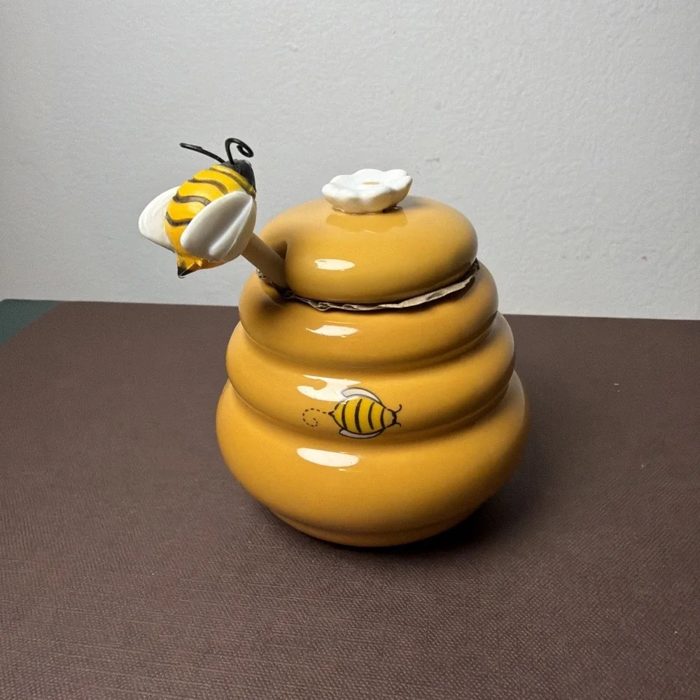 NWOT Yellow Ceramic Beehive Honey Pot Jar w/ Lid & Wooden Bumble Bee Honey Comb